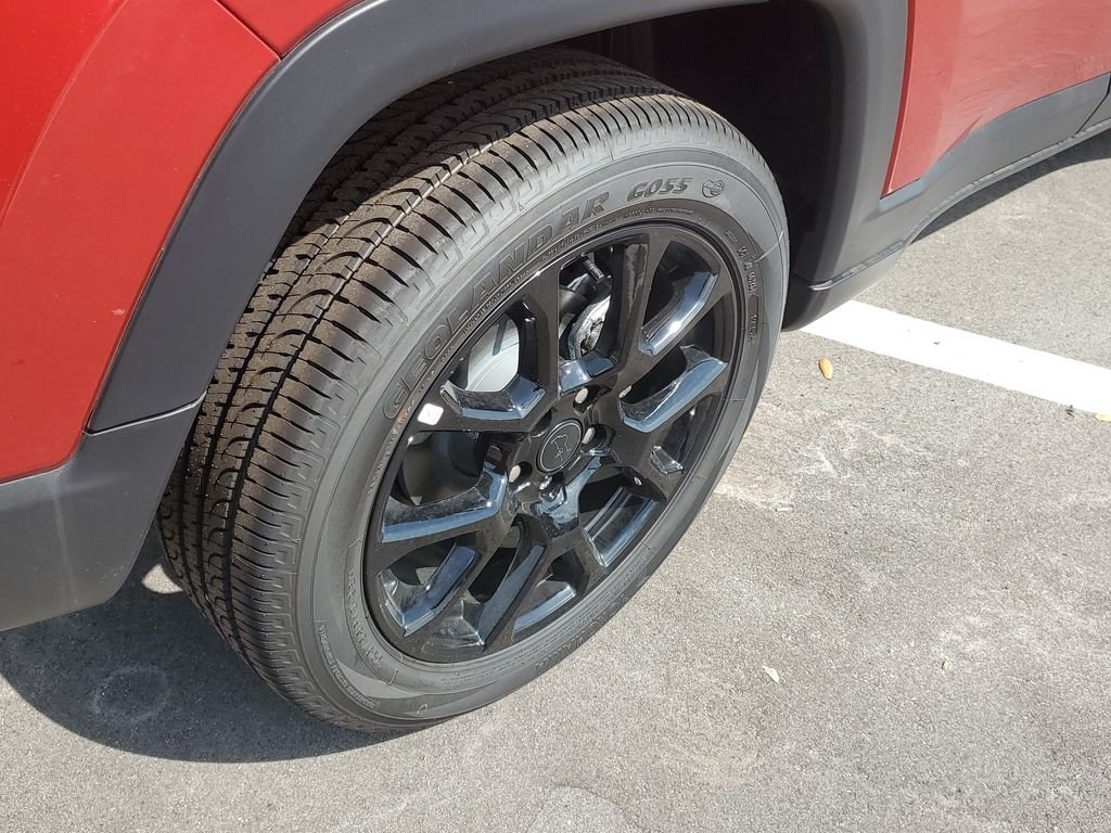 New 2026 Diamond Black Crystal Pearlcoat Jeep Latitude image 23