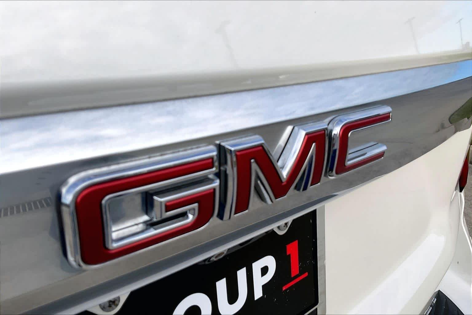 Used 2022 White Frost Tricoat GMC Denali image 31