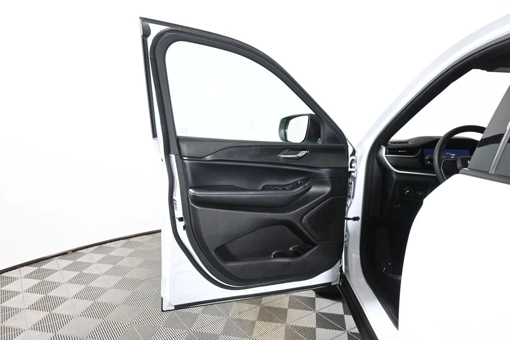 Used 2024 White Jeep Laredo image 31