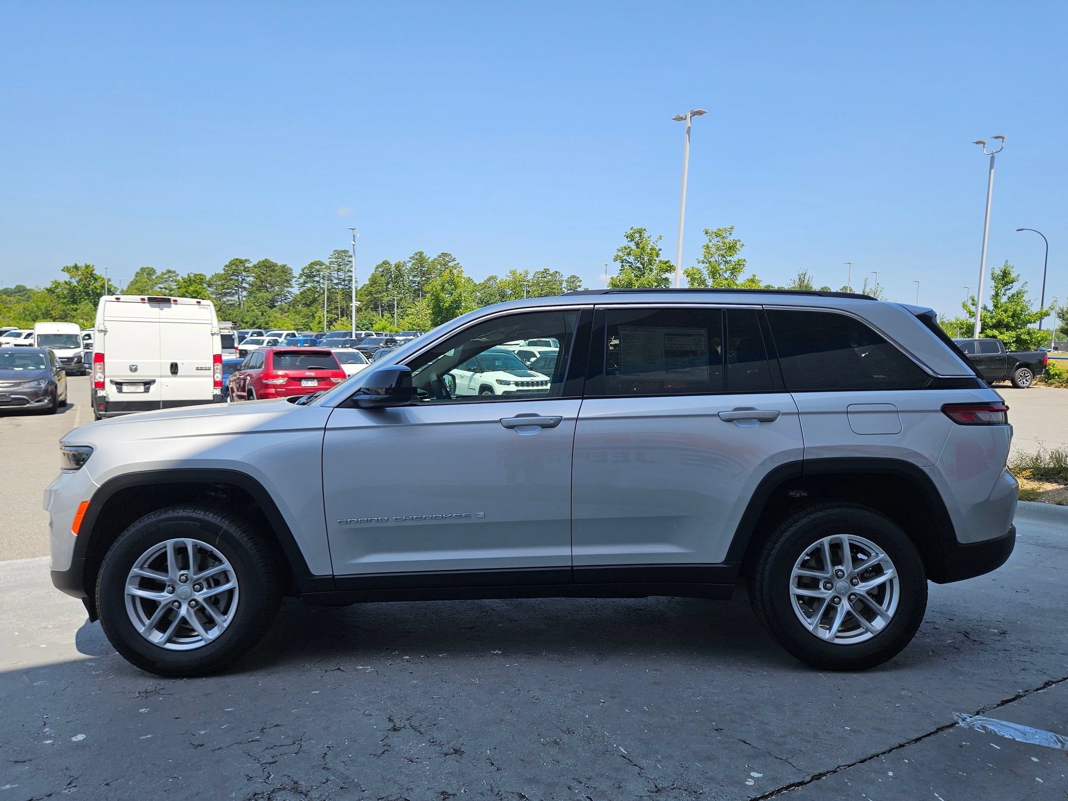 New 2026 Silver Zynith Jeep Laredo image 4