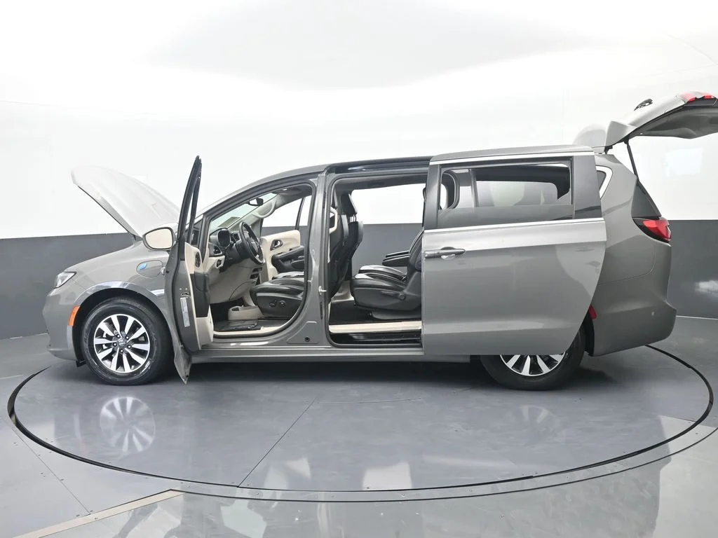 Used 2022 Ceramic Gray Clearcoat Chrysler Touring L image 77