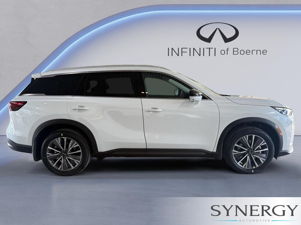 New 2027 RADIANT WHITE INFINITI Luxe FWD image 4