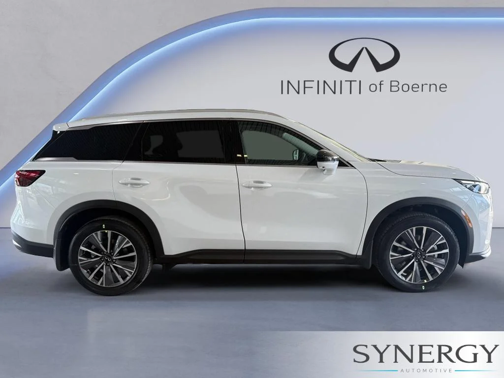 New 2027 RADIANT WHITE INFINITI Luxe FWD image 4
