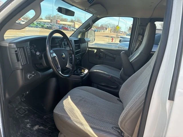 2016 Chevrolet Express Passenger LS - Photo 12