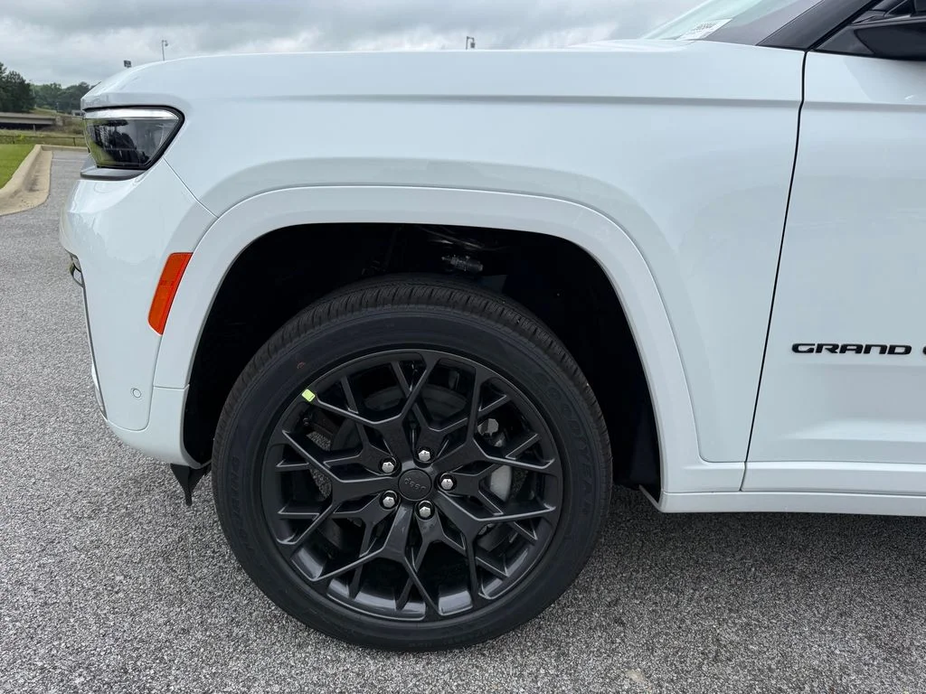 New 2026 Bright White Clear-Coat Exterior Paint Jeep Summit image 24