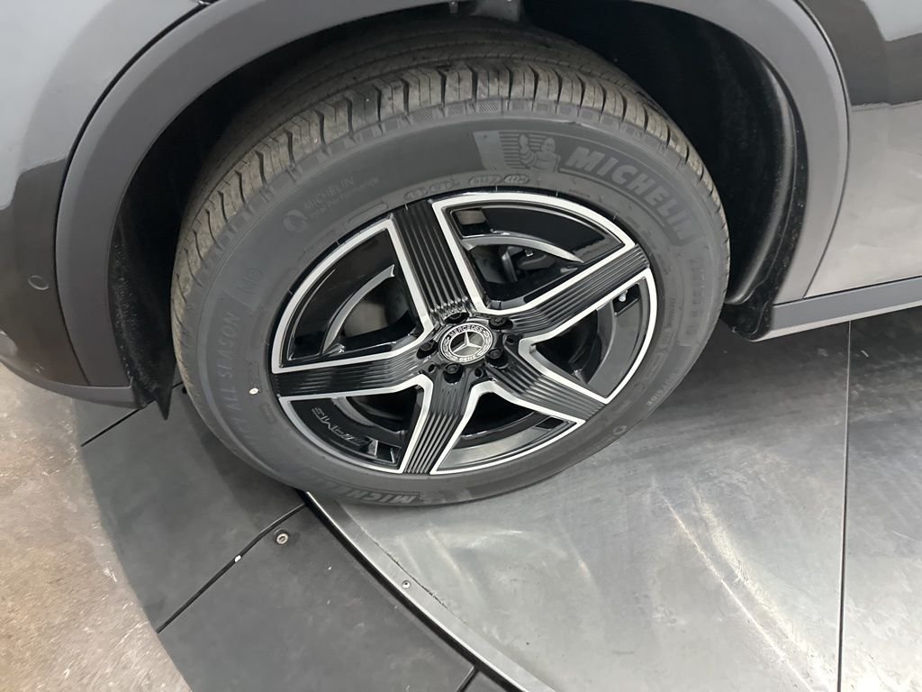 Used 2026 Gray Mercedes-Benz GLC 300 image 32