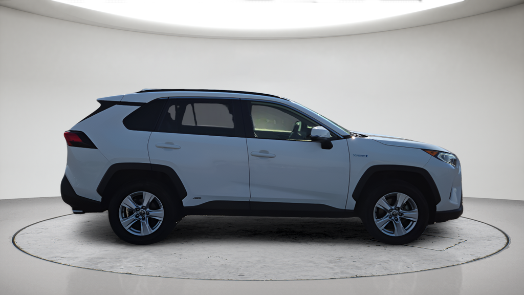 Used 2021 White Toyota XLE image 18