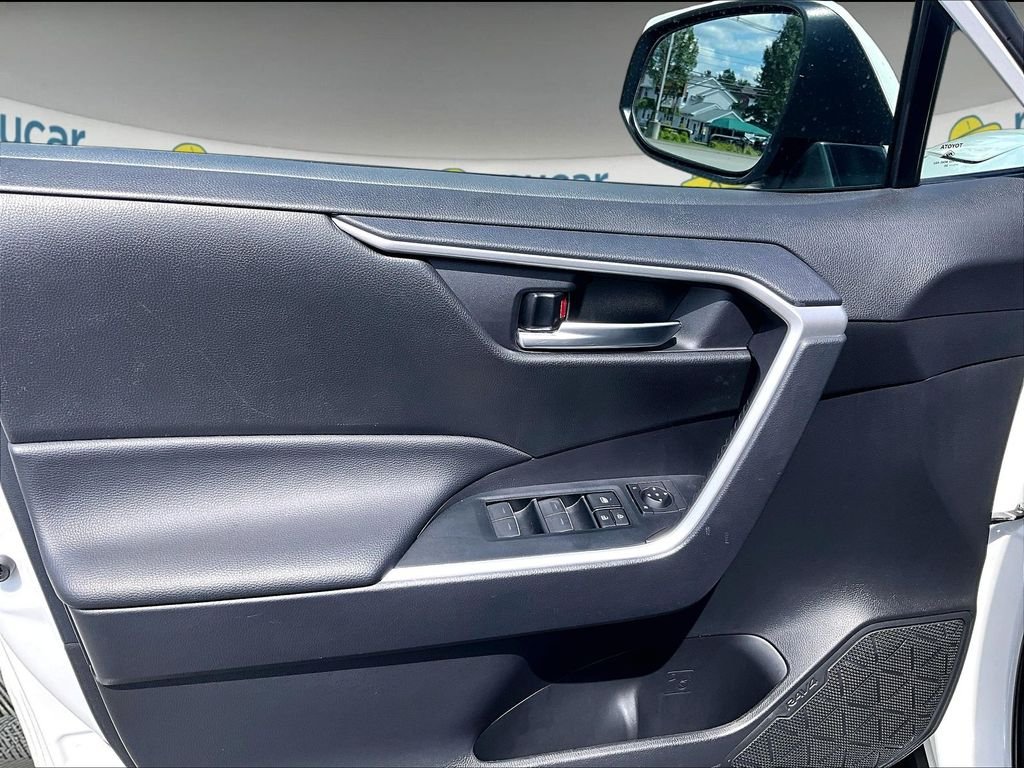 Used 2025 White Toyota XLE image 9
