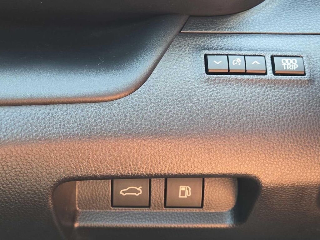 Certified Used 2024  Toyota Platinum image 33