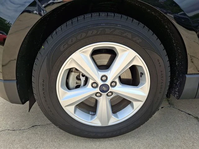 Used 2020 Black Ford SE image 28