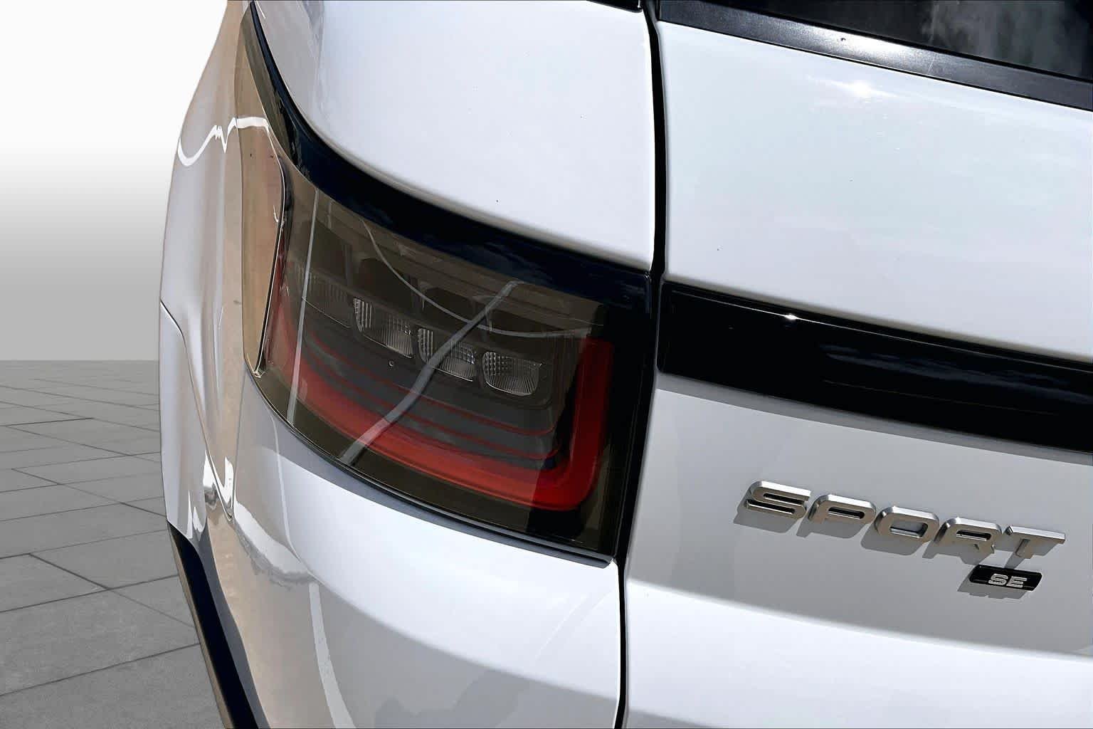 Used 2020 Yulong White Metallic Land Rover SE image 29