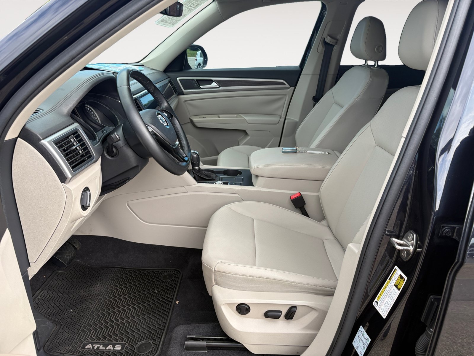 Used 2019 Deep Black Pearl Volkswagen 3.6L V6 SE w/Technology image 20
