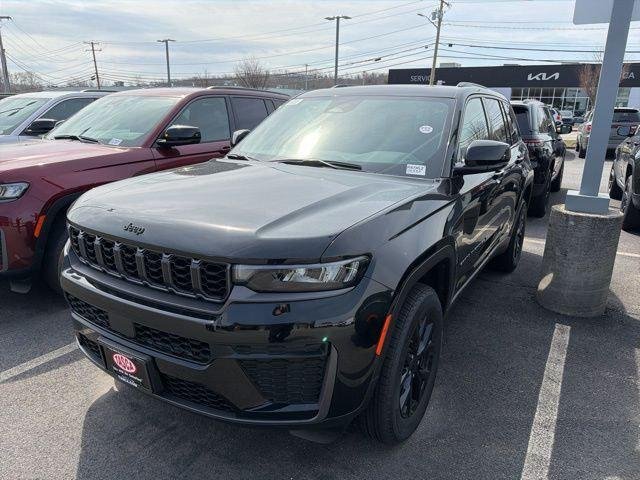New 2026 Diamond Black Crystal Pearl-Coat Exterior Paint Jeep Laredo image 3