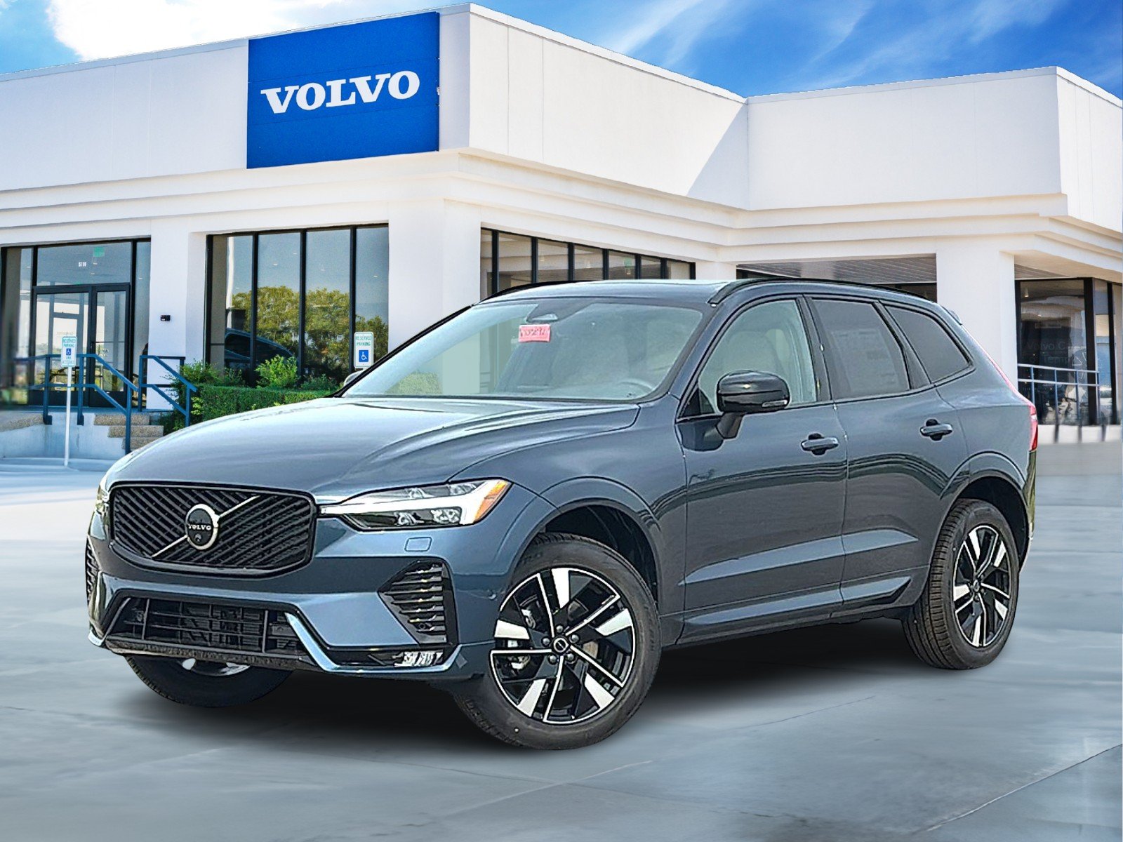2026 Volvo XC60 B5 Plus Dark AWD's photo