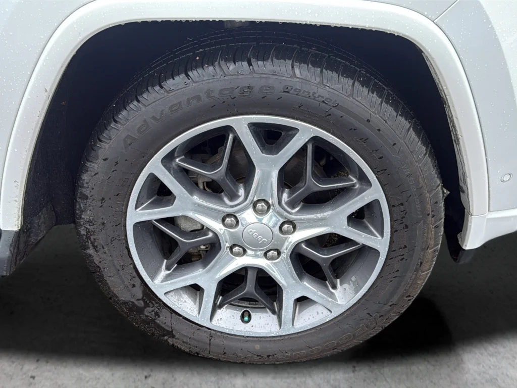 Used 2019 Off-white Jeep Overland image 24