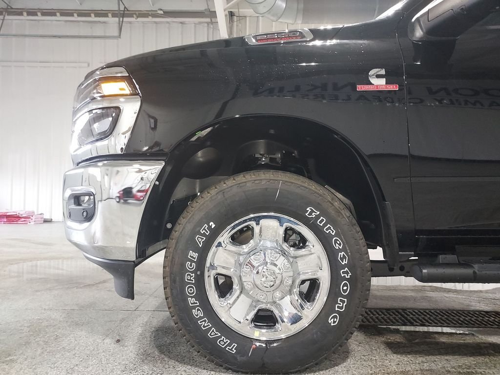 New 2026 Diamond Black Crystal Pearl-Coat Exterior Paint RAM Tradesman image 16