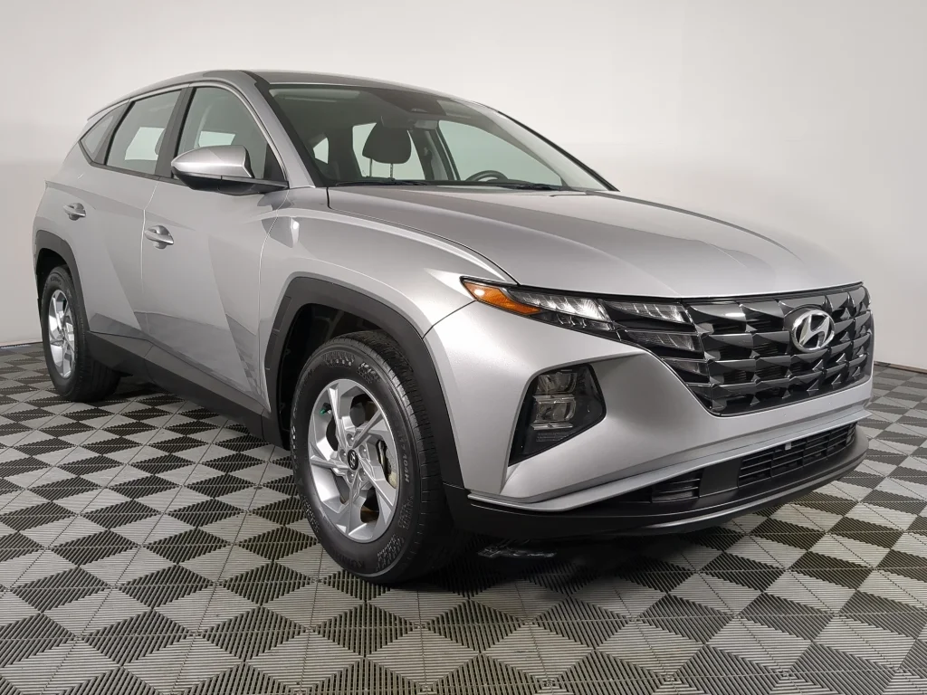 Used 2023 Silver Hyundai SE image 3