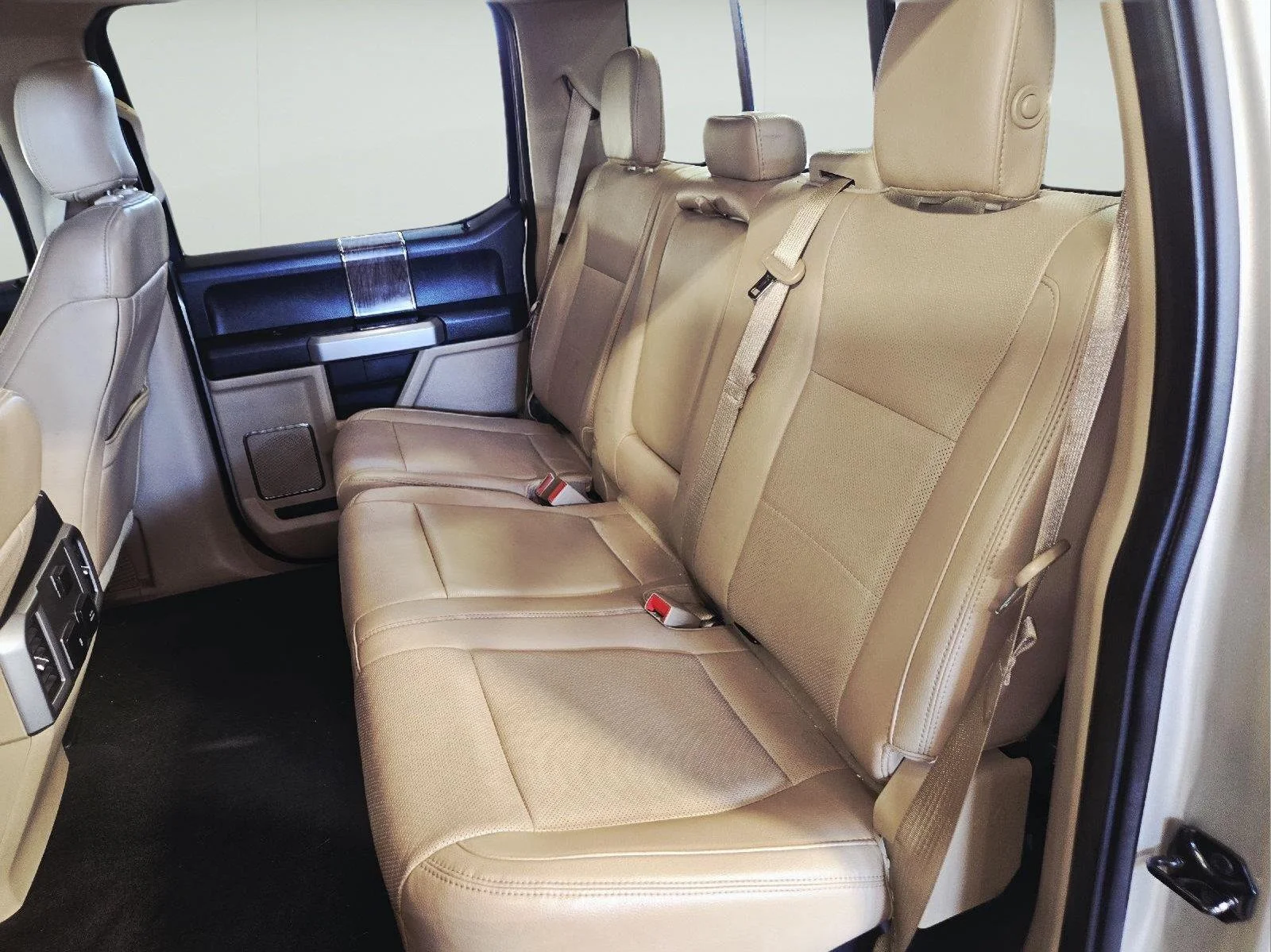 Used 2018 White Gold/Stone Gray Ford Lariat image 33