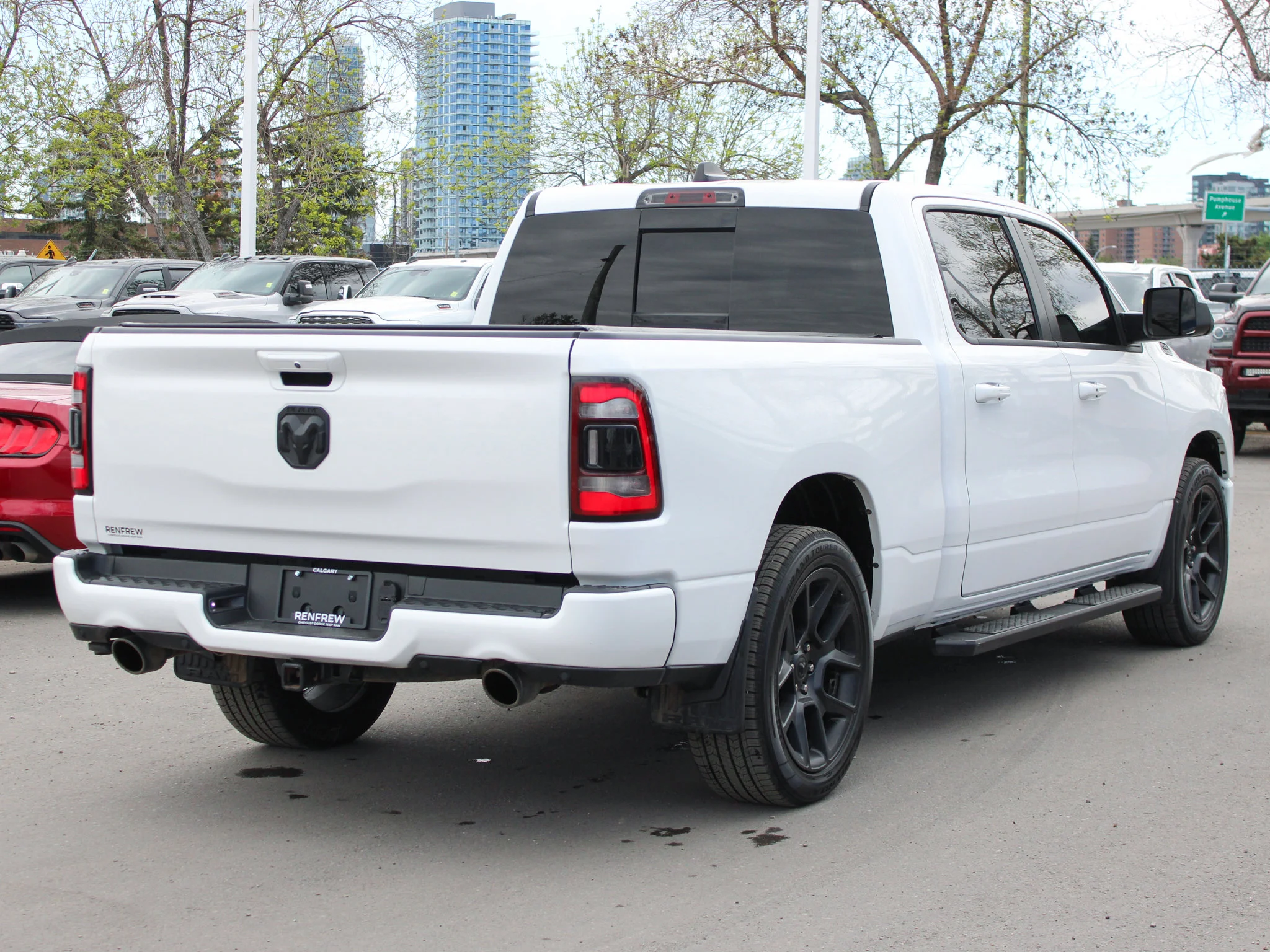 Certified Used 2022 White RAM Sport * No Accidents | HEMI V8 | Remote Start | Trailer Tow Group | Apple CarPlay | Bed Utility image 17