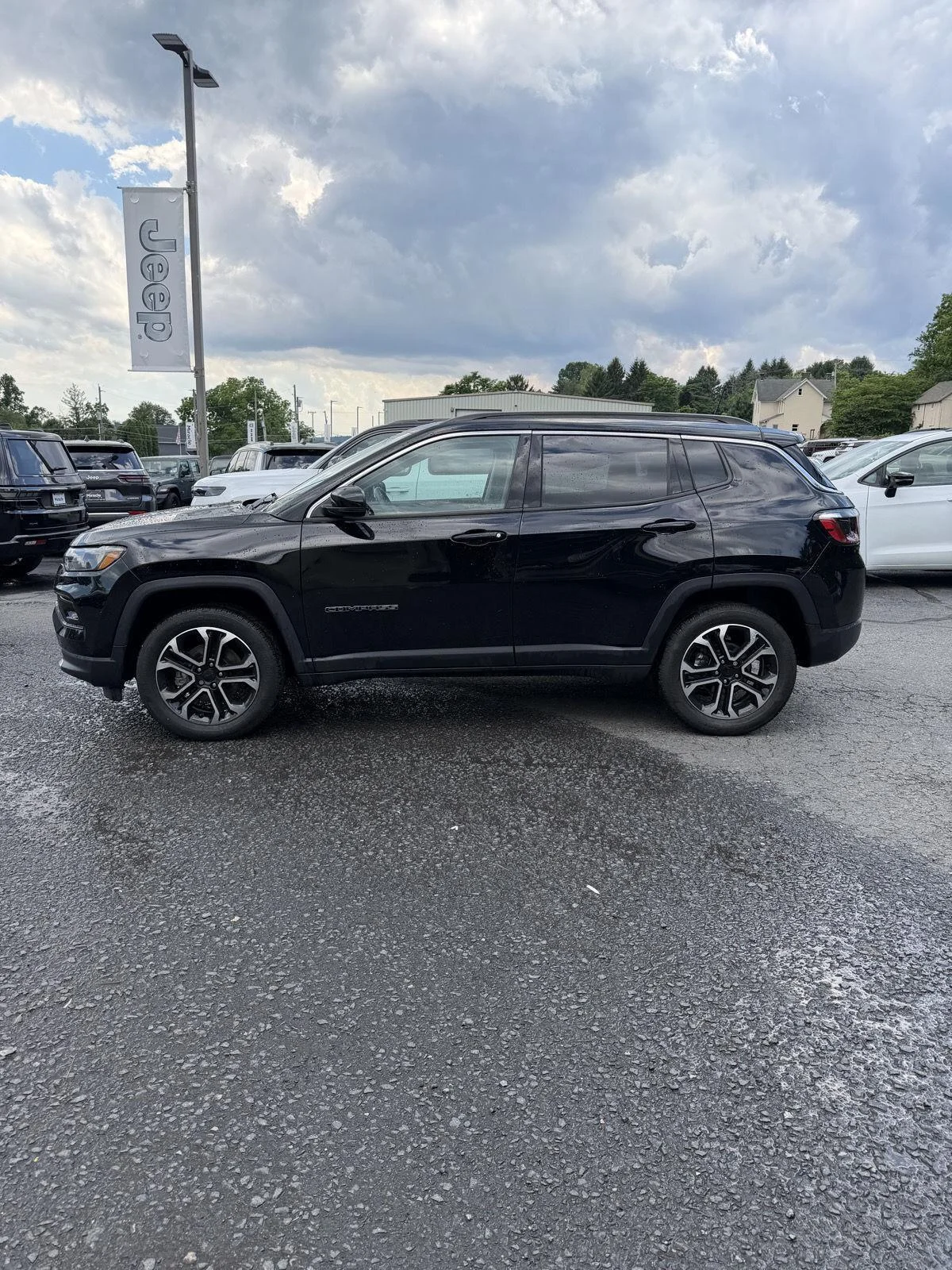 Used 2022 DIAMOND BLACK CRYSTAL PEARLCOAT JEEP LIMITED image 3