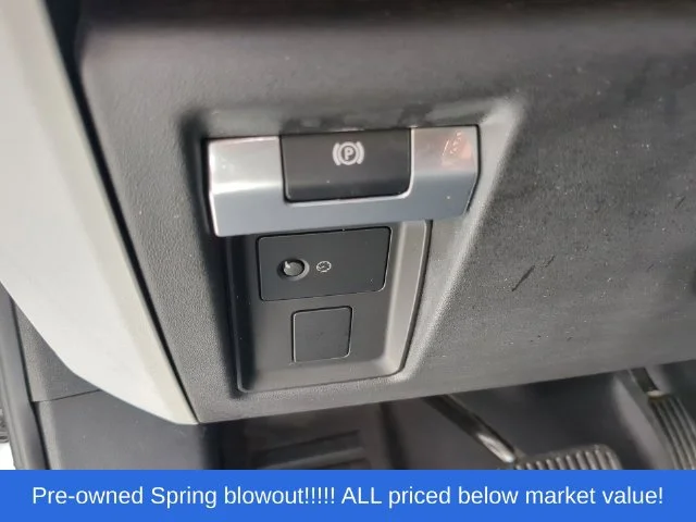 Used 2020  Land Rover SE image 26