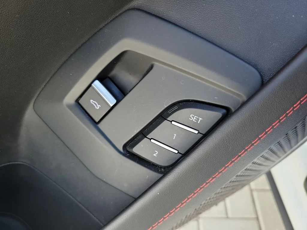 Used 2022 White Lamborghini Base image 19