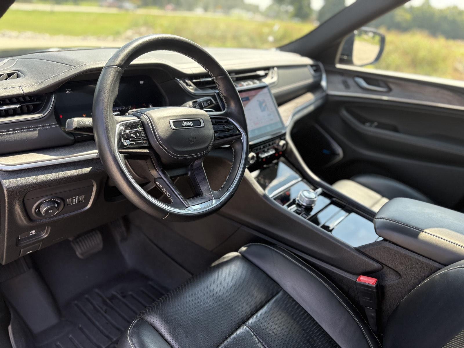 Used 2022 Diamond Black Crystal Pearlcoat Jeep Overland image 9