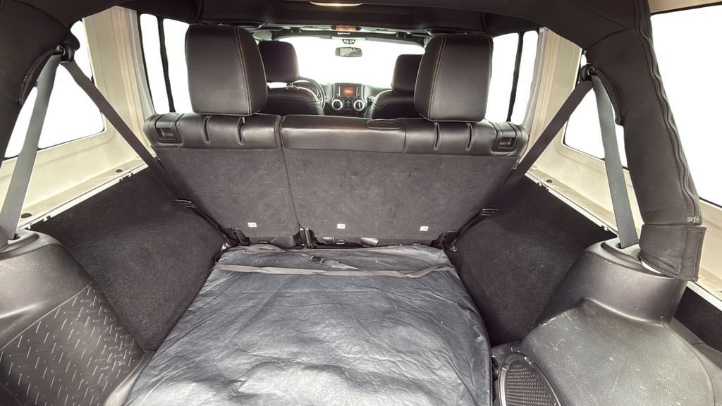 Used 2014 White Jeep Sahara image 14
