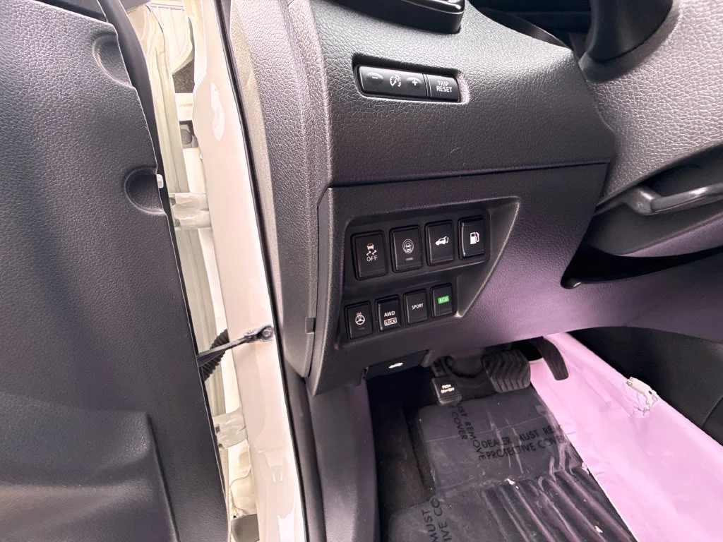 Used 2018 White Nissan SL image 18