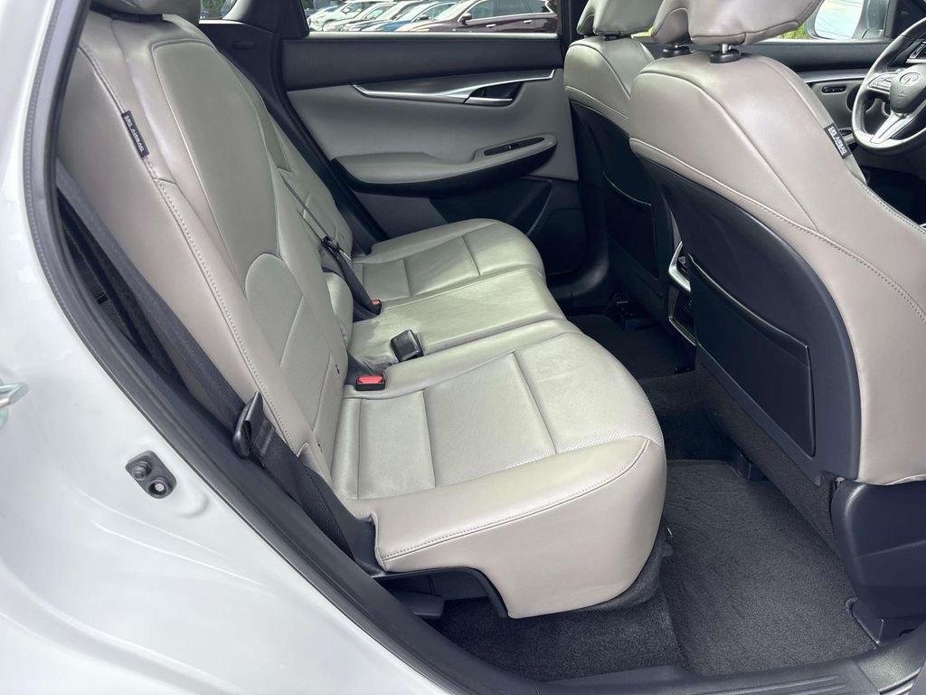 Certified Used 2025 White INFINITI LUXE image 16