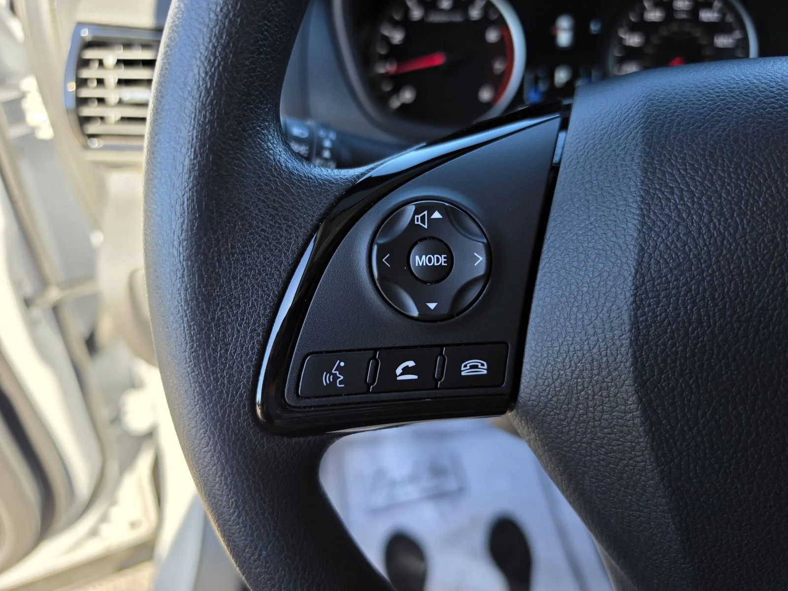 Used 2024  Mitsubishi  image 32