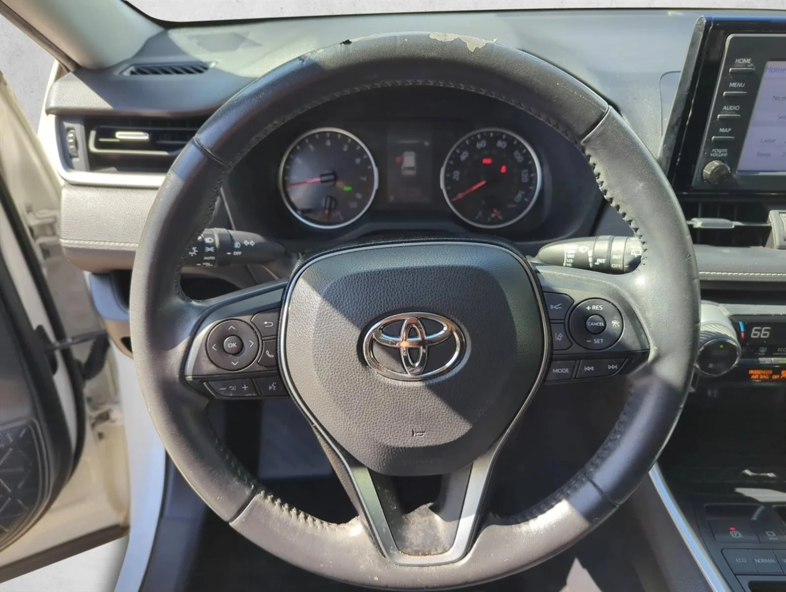 Used 2019 Super White Toyota XLE Premium image 16