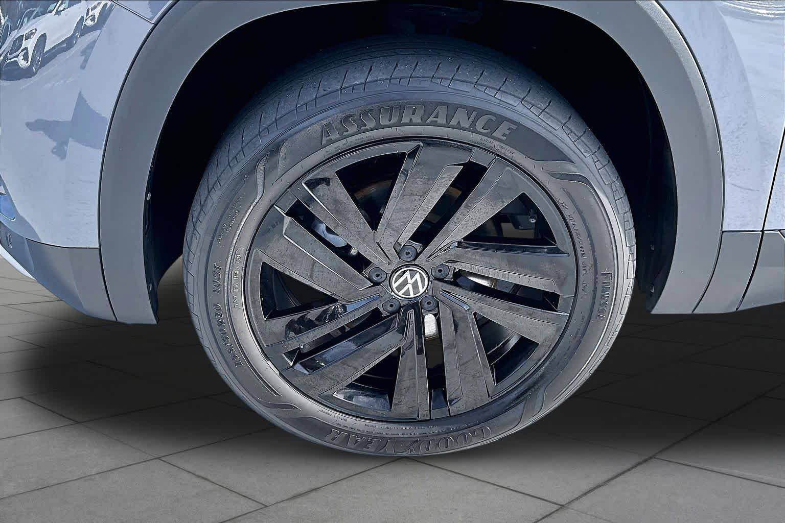 Used 2022 Pure Gray Volkswagen 2.0T SE w/Technology image 11