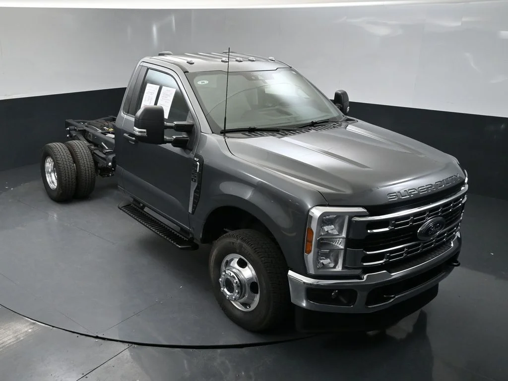 2026 Ford F-350 Super Duty Chassis Cab XLT - Photo 31