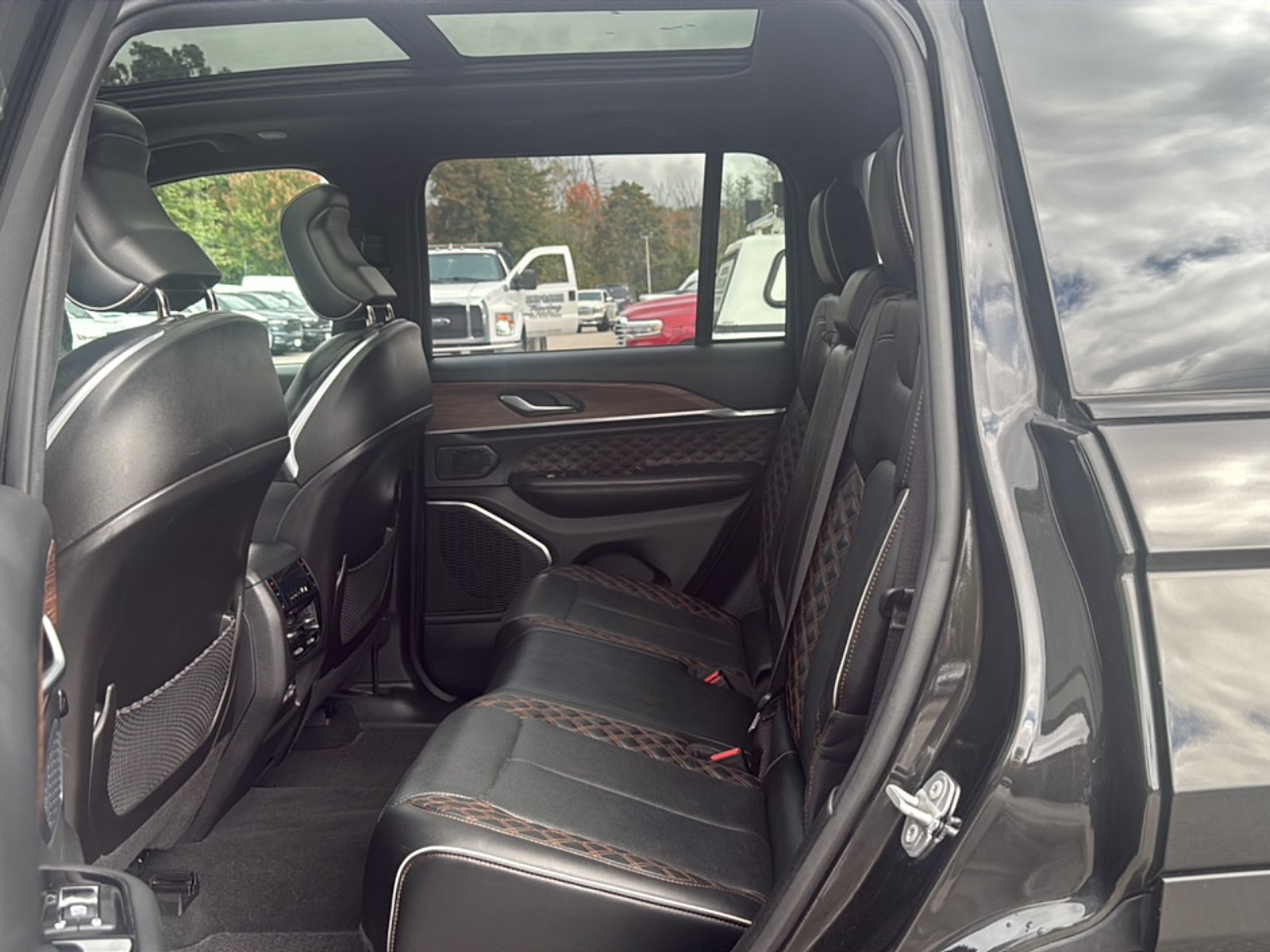Used 2023 Rocky Mountain Pearlcoat Jeep Summit 4x4 image 33