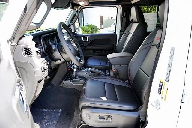 New 2026 Bright White Clear-Coat Exterior Paint Jeep Rubicon X image 18