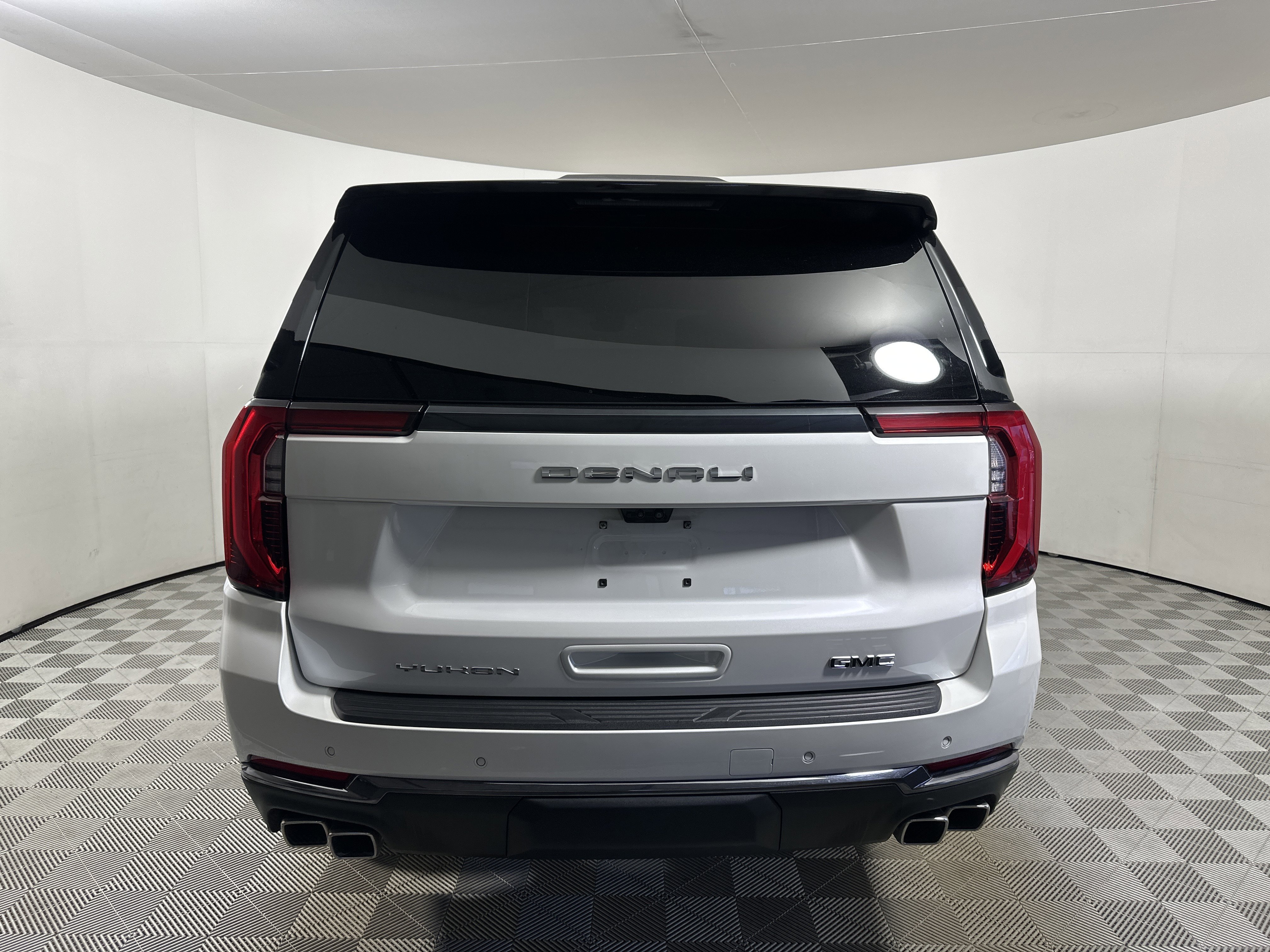 Used 2025 White Frost Tricoat GMC Denali Ultimate image 6