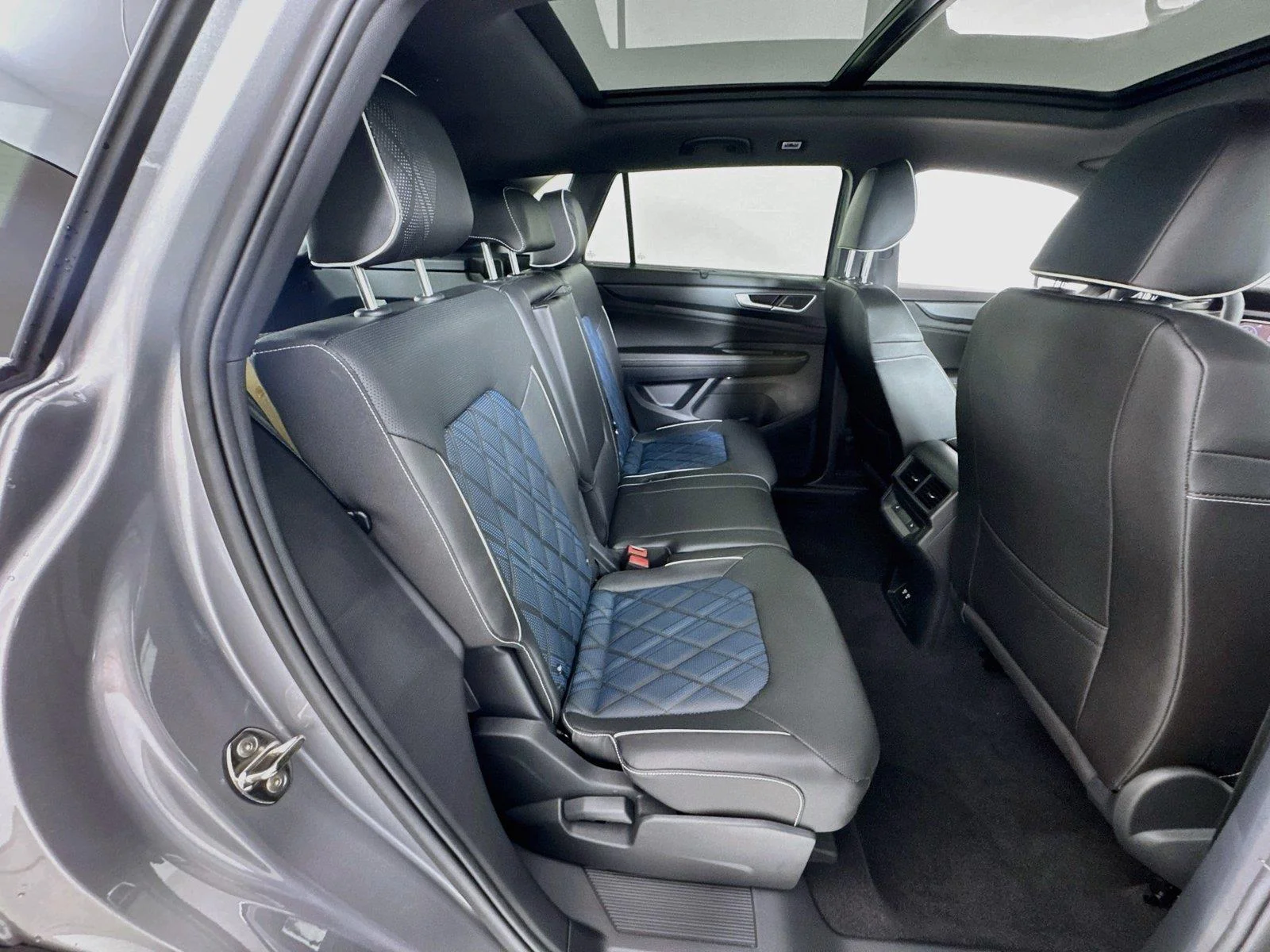 New 2026 Silver Mist Metallic Volkswagen 2.0T SEL Premium R-Line image 29