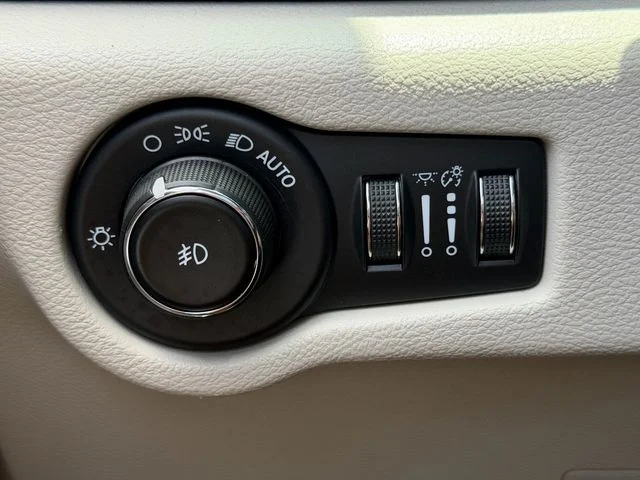 Used 2018 White Chrysler Touring L Plus image 33