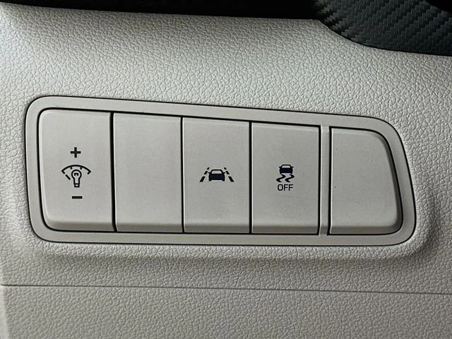 Certified Used 2021 White Hyundai SE image 19