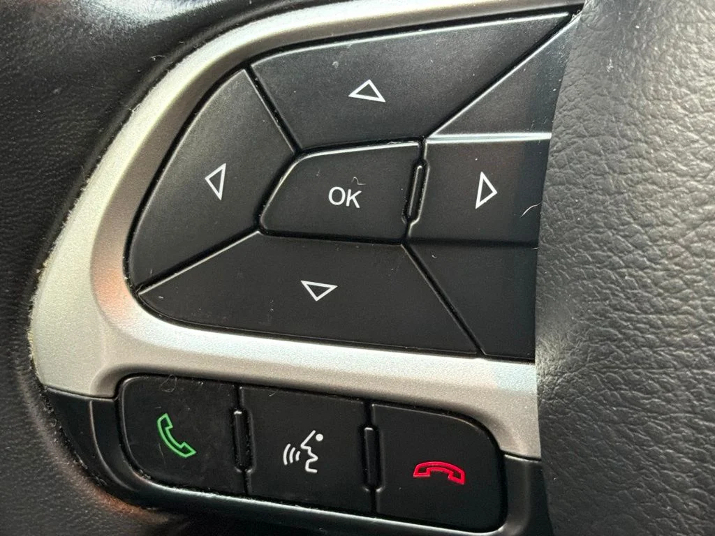 Used 2019 White Clearcoat Jeep Trailhawk image 21