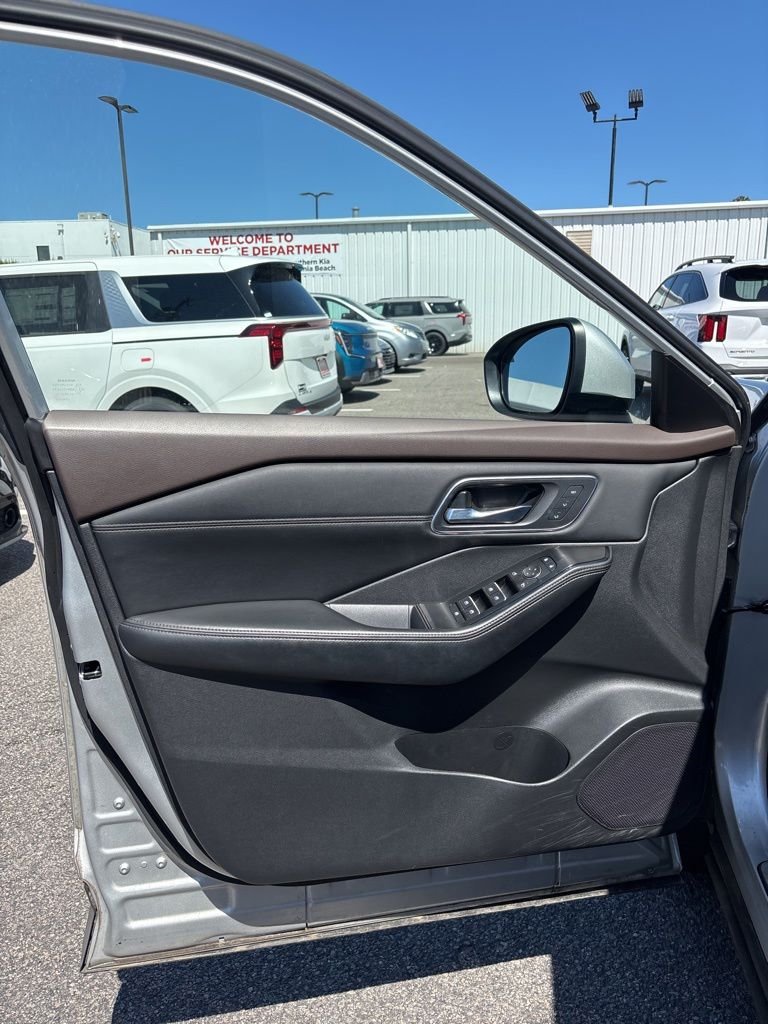 Used 2023 Silver Nissan Platinum image 11