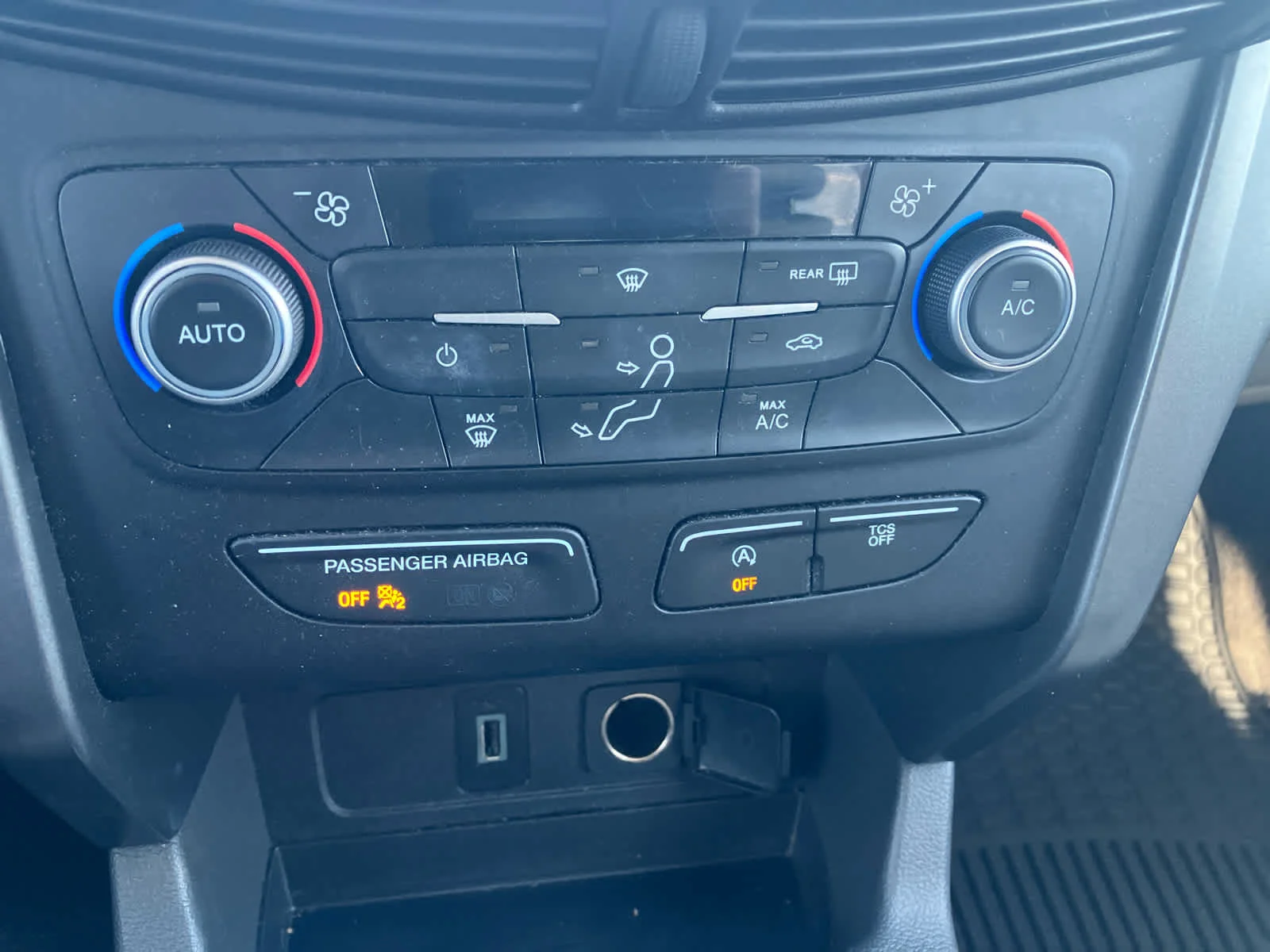 Used 2017 Magnetic Metallic Ford SE image 23
