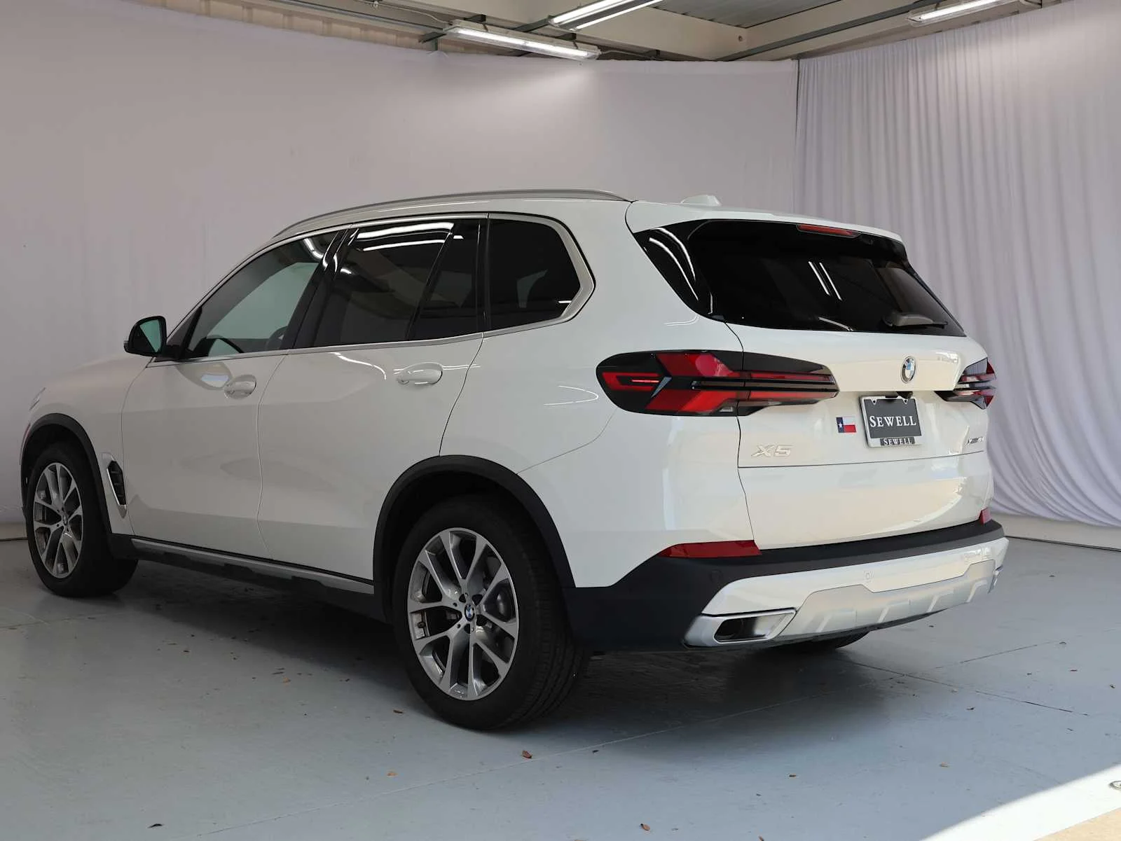 Certified Used 2026 Alpine White BMW xDrive40i image 5