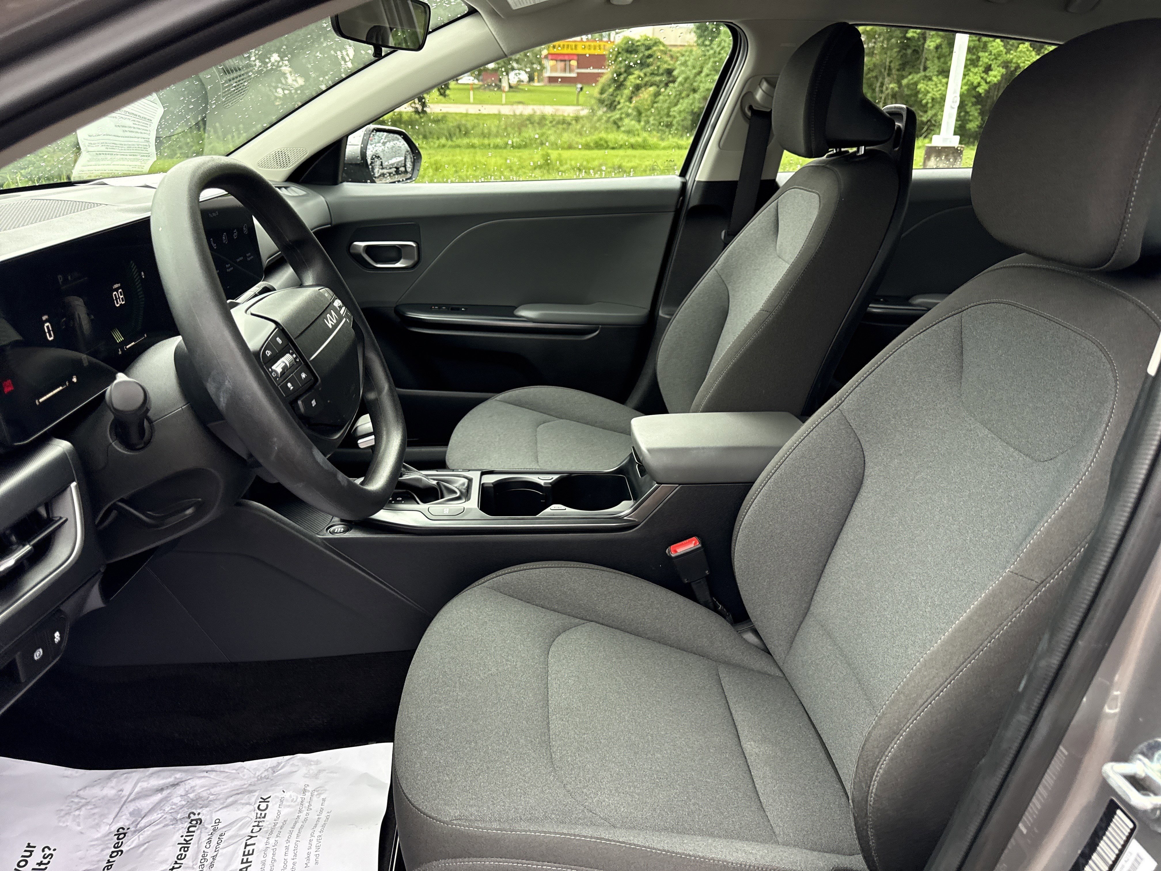 2025 Kia K4 LXS - Photo 11