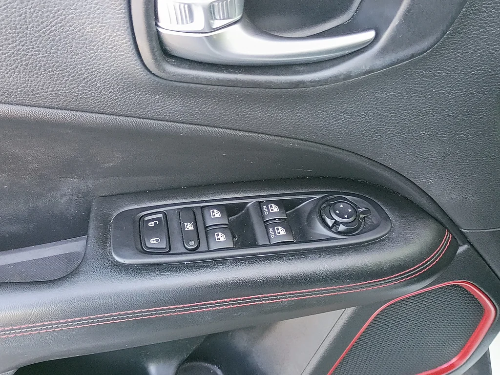 Used 2019 White Clear Coat Jeep Trailhawk image 18