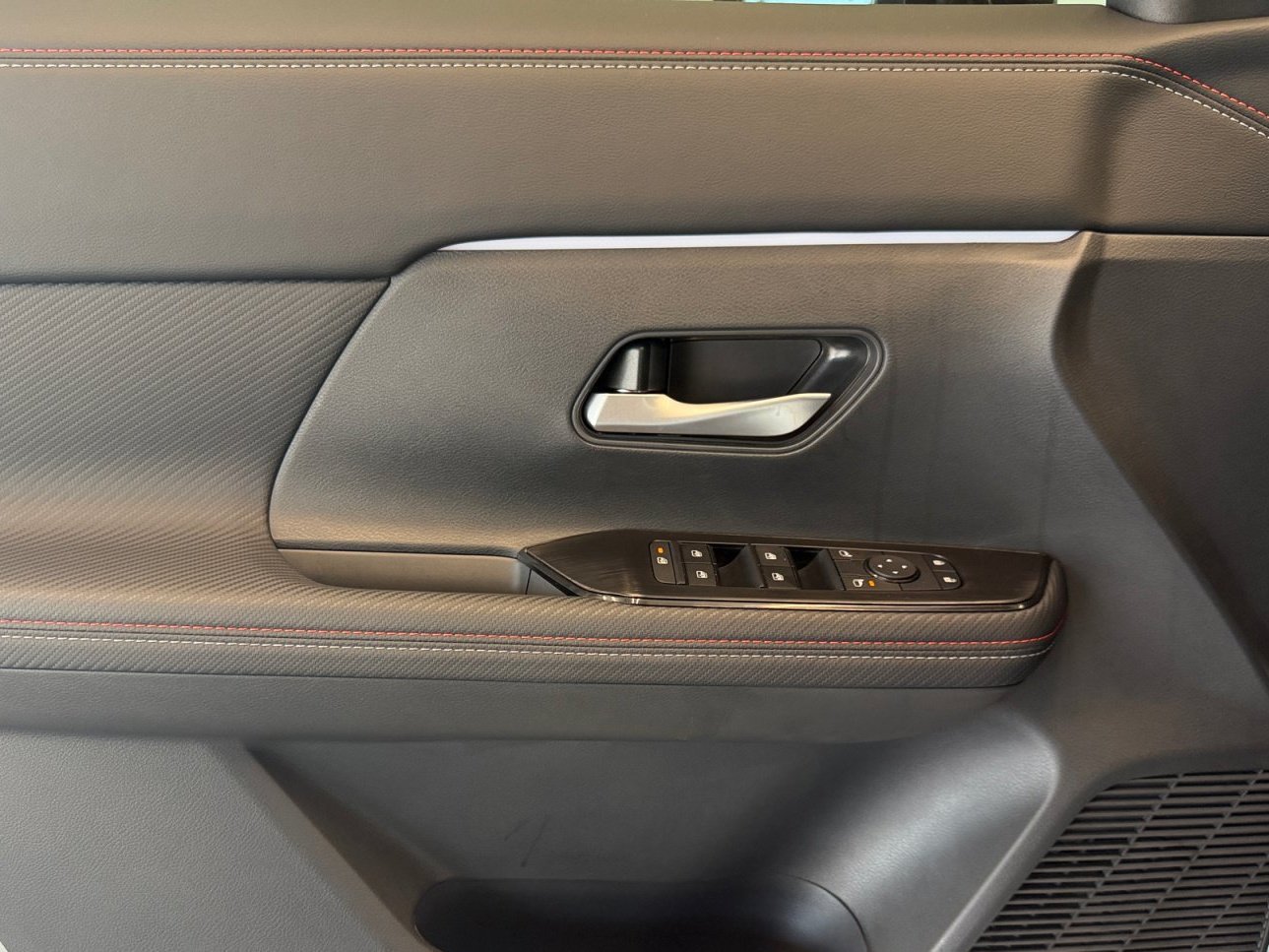 New 2027 Canyon Bronze Metallic Nissan SR image 27