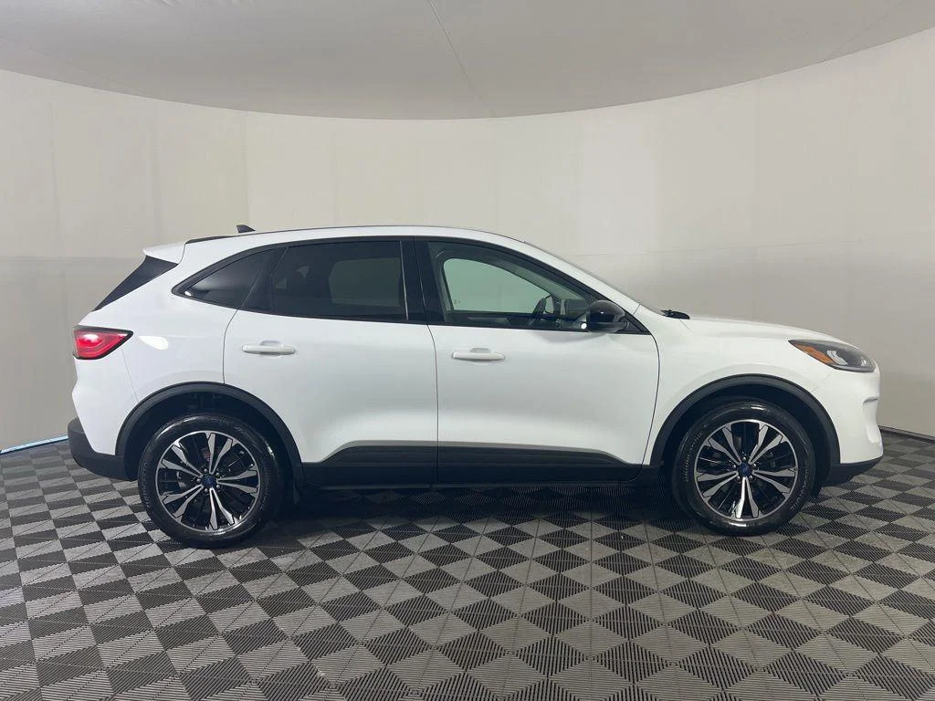 Used 2022 Oxford White Ford SE image 22
