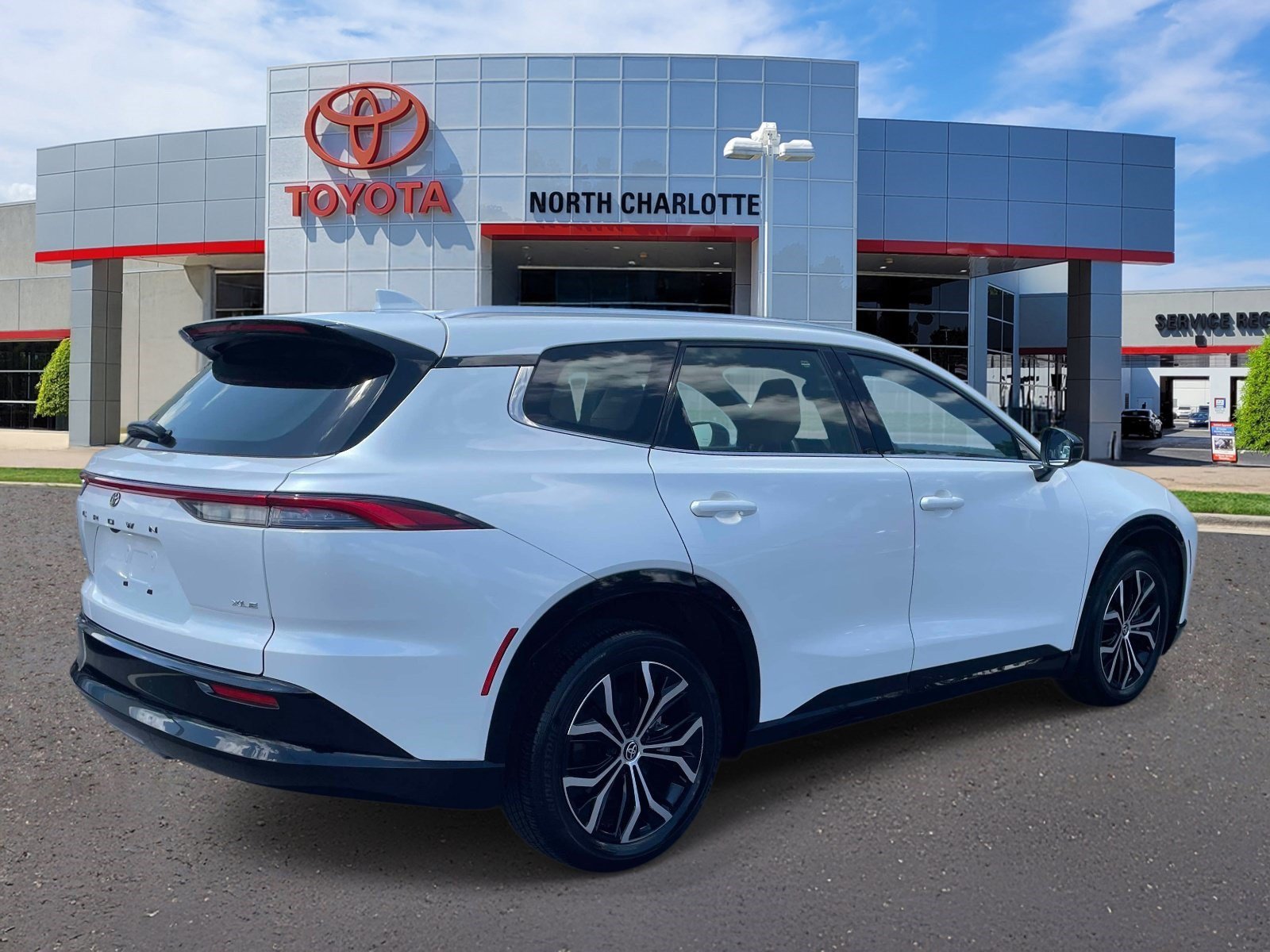 Used 2025 Oxygen White Toyota XLE image 6