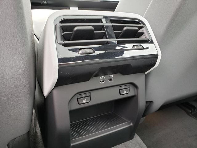 New 2027 Black Sapphire Metallic BMW 550e xDrive image 15